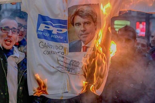 190202 taxistas quemando imagen angel garrido