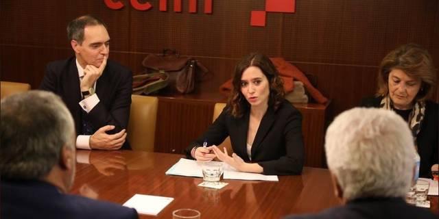 Díaz Ayuso se compromete a "defender a ultranza la libertad educativa"