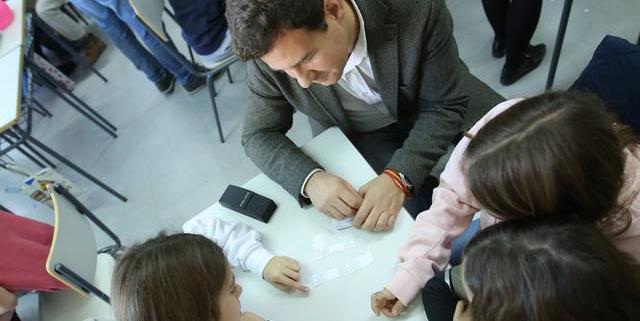 El alcalde de Las Rozas asiste a una de las sesiones de la campaña municipal contra el Acoso Escolar