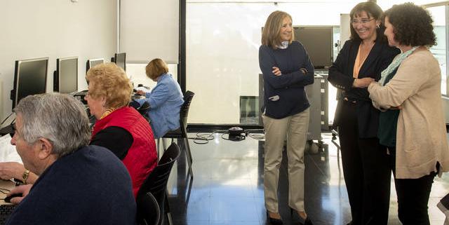 Susana Pérez Quislant visita a los mayores del Centro Prados de Torrejón de Pozuelo