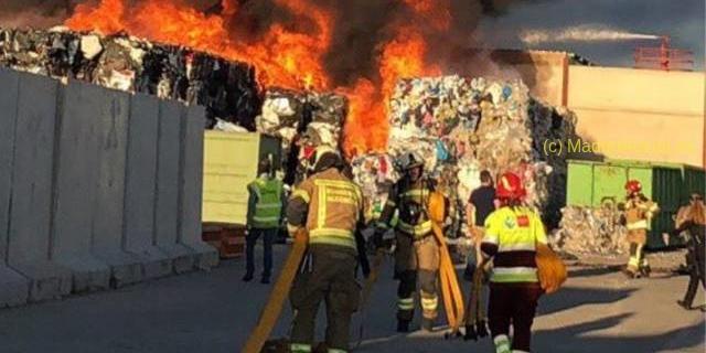 Controlado el incendio de la nave de reciclaje de Alcorcón