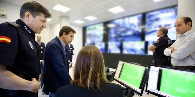 José de la Uz visita el centro de control de las nuevas cámaras de seguridad de Las Rozas