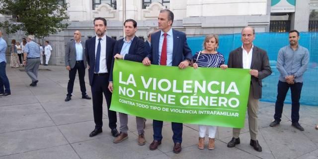 Discusión entre Martínez-Almeida y Ortega Smith durante el minuto de silencio por el asesinato de una mujer a manos de su pareja