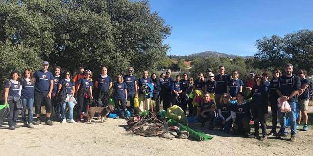 Cerca de cien de voluntarios de BBVA en Madrid recogen 1.400 kilos de residuos del embalse de las Nieves