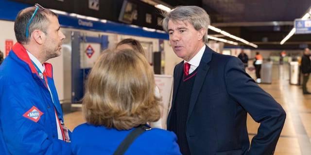 Los empleados de Metro renuevan su uniforme por primera vez desde los 90