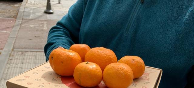 Tres Cantos reparte a domicilio los menús de las becas de comedor escolar