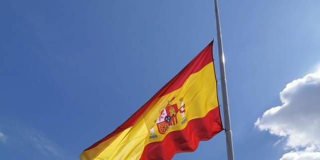 Tres Cantos guarda luto oficial con sus banderas a media asta por las víctimas de la Covid-19