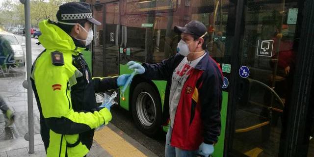 Policía Local y Protección Civil de Tres Cantos reparten 10.200 mascarillas