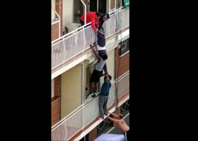 Vecinos de Fuenlabrada evitan que un hombre colgado de un balcón caiga al vacío