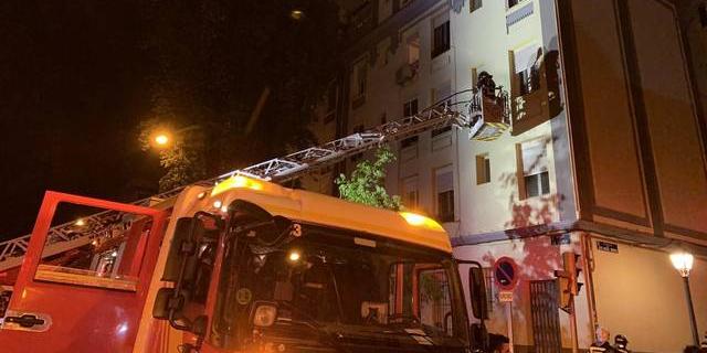 Una familia con pronóstico reservado y 12 personas atendidas en un incendio en el Paseo de la Chopera