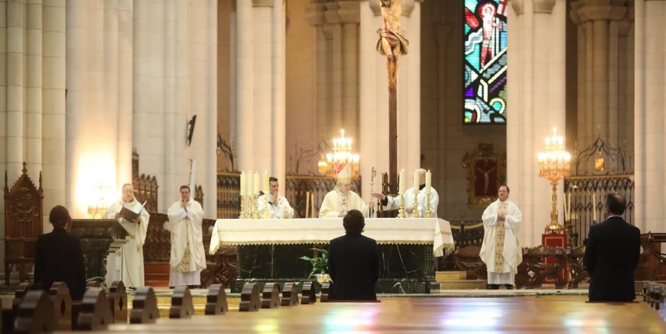 Díaz Ayuso, Martínez-Almeida y Franco asisten a misa en la Almudena por las víctimas del coronavirus