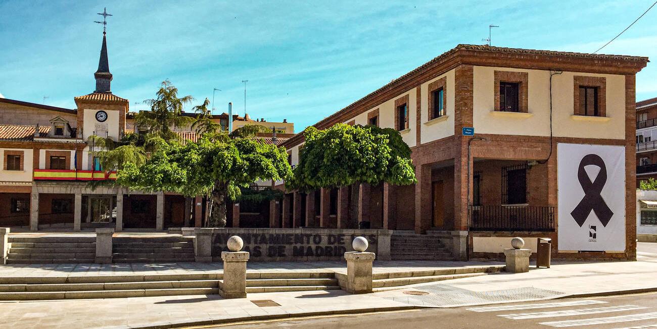 Tres grandes lazos negros instalados en Las Rozas muestran el luto por los fallecidos por Covid