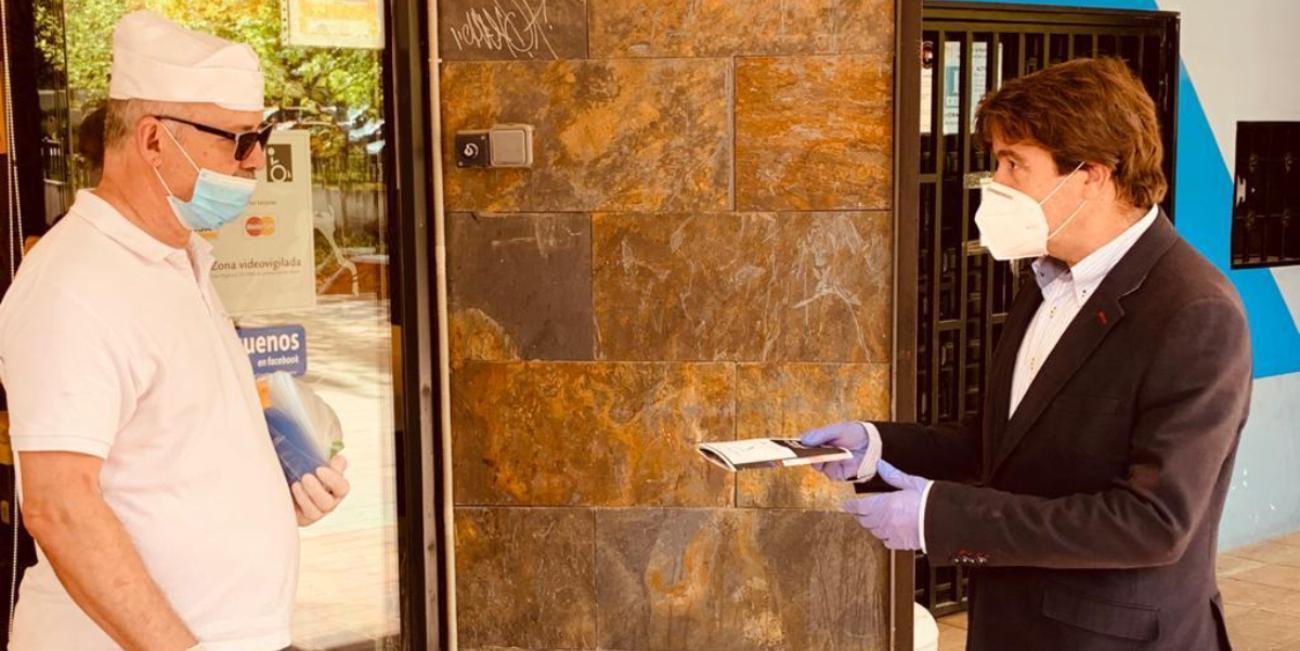 El alcalde de Tres Cantos informa a los comercios sobre la convocatoria de ayudas