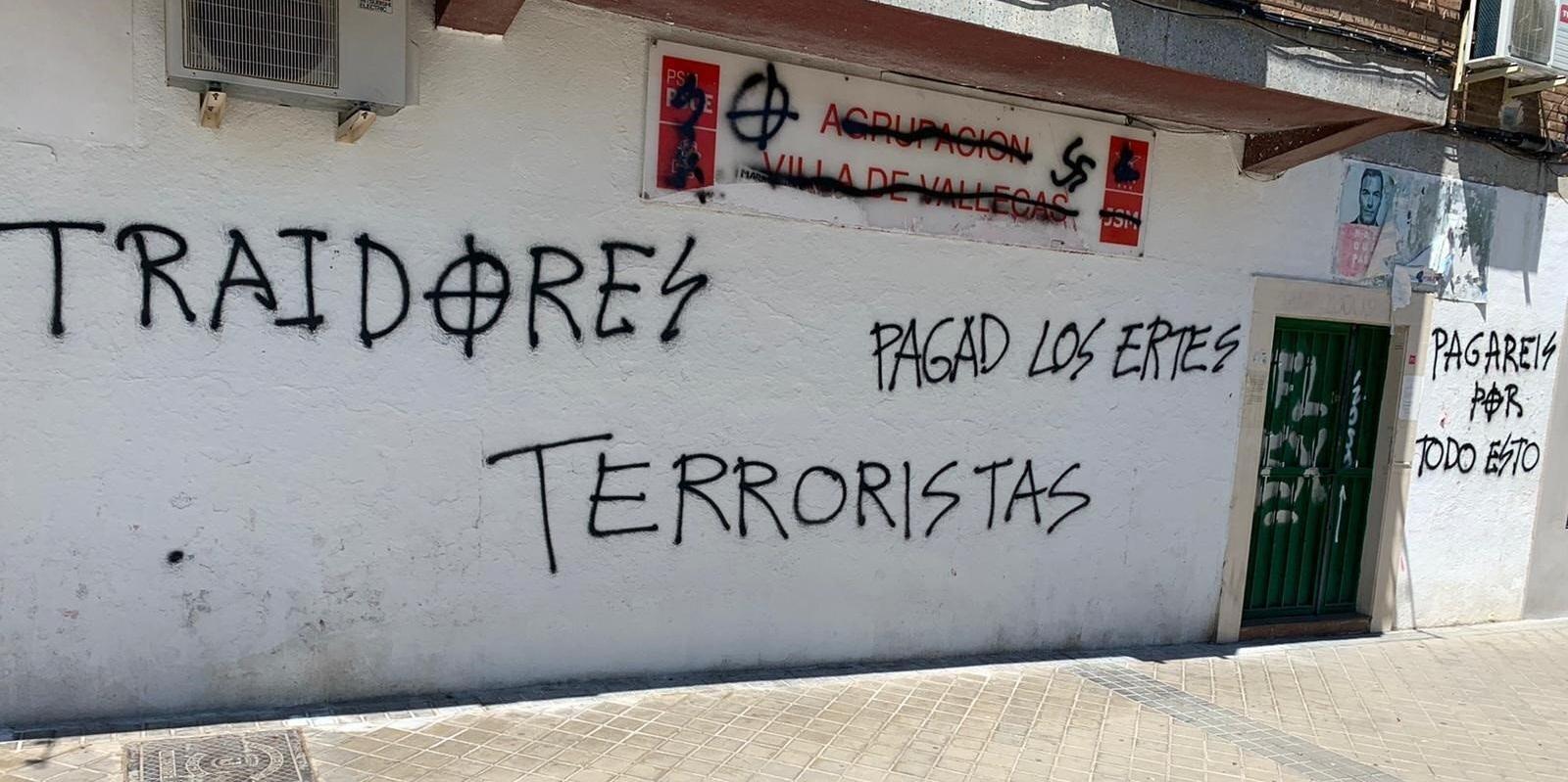 La sede del PSOE en Villa de Vallecas amanece con pintadas de símbolos nazis y mensajes como "terroristas" y "traidores"