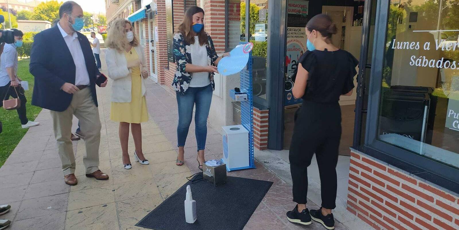 Arroyomolinos comienza la entrega de un Kit Covid en 275 comercios de la localidad