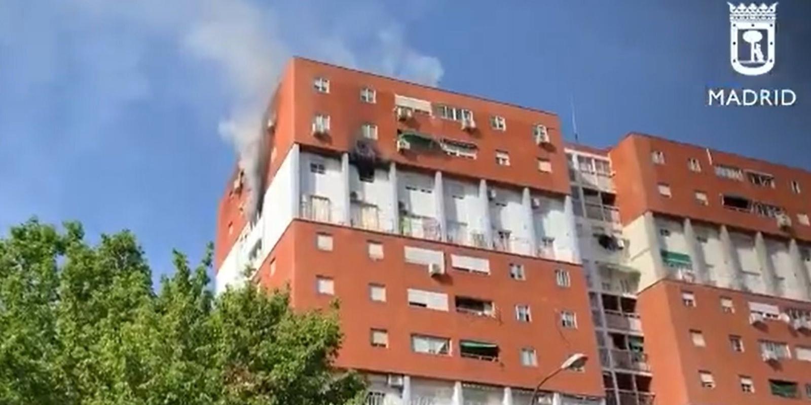 Muere la mujer intoxicada en el incendio de un piso en Puente de Vallecas