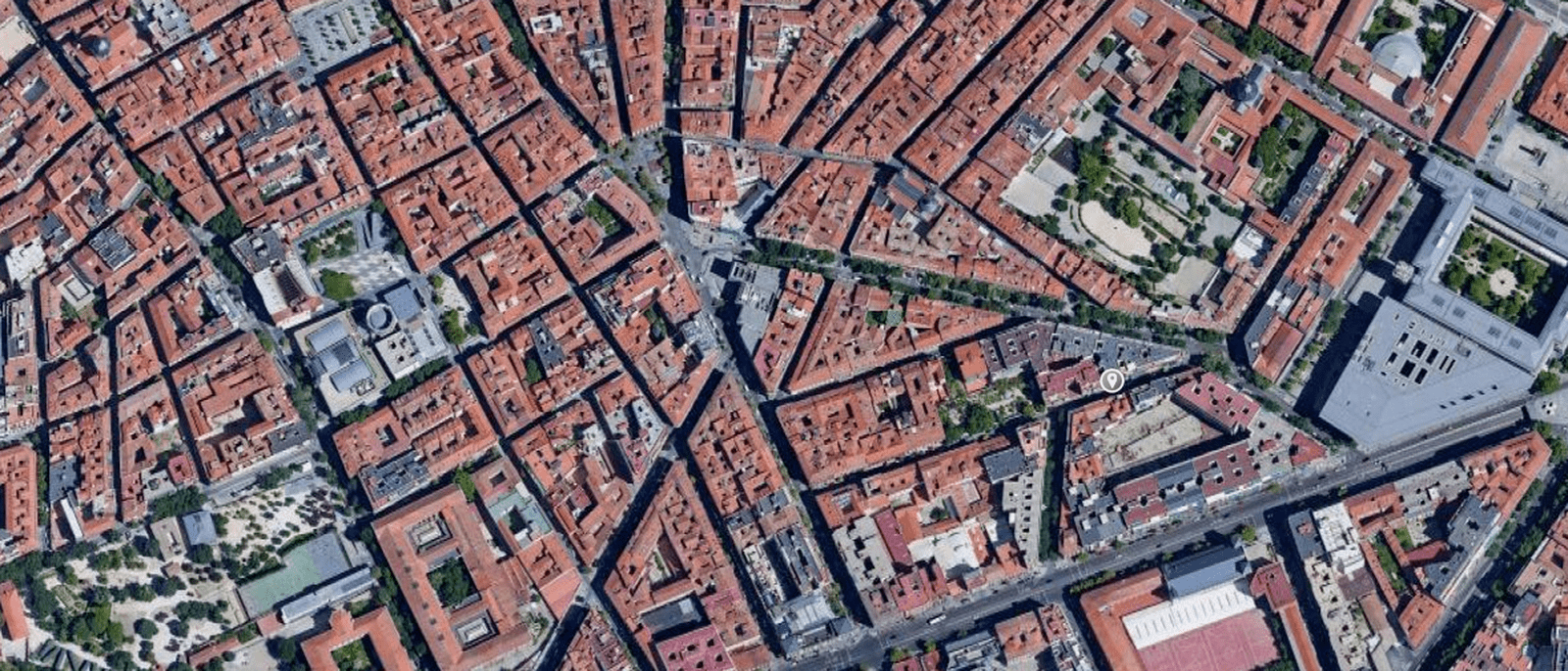 Insulta e intenta pegar a los policías cuando bebía alcohol con sus amigos en la calle