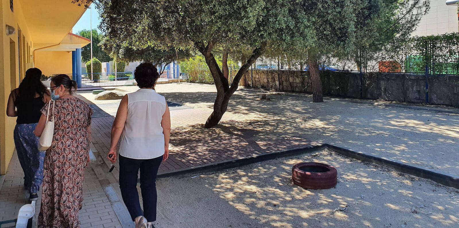 Galapagar realiza tareas de limpieza y mantenimiento en los patios de las escuelas infantiles