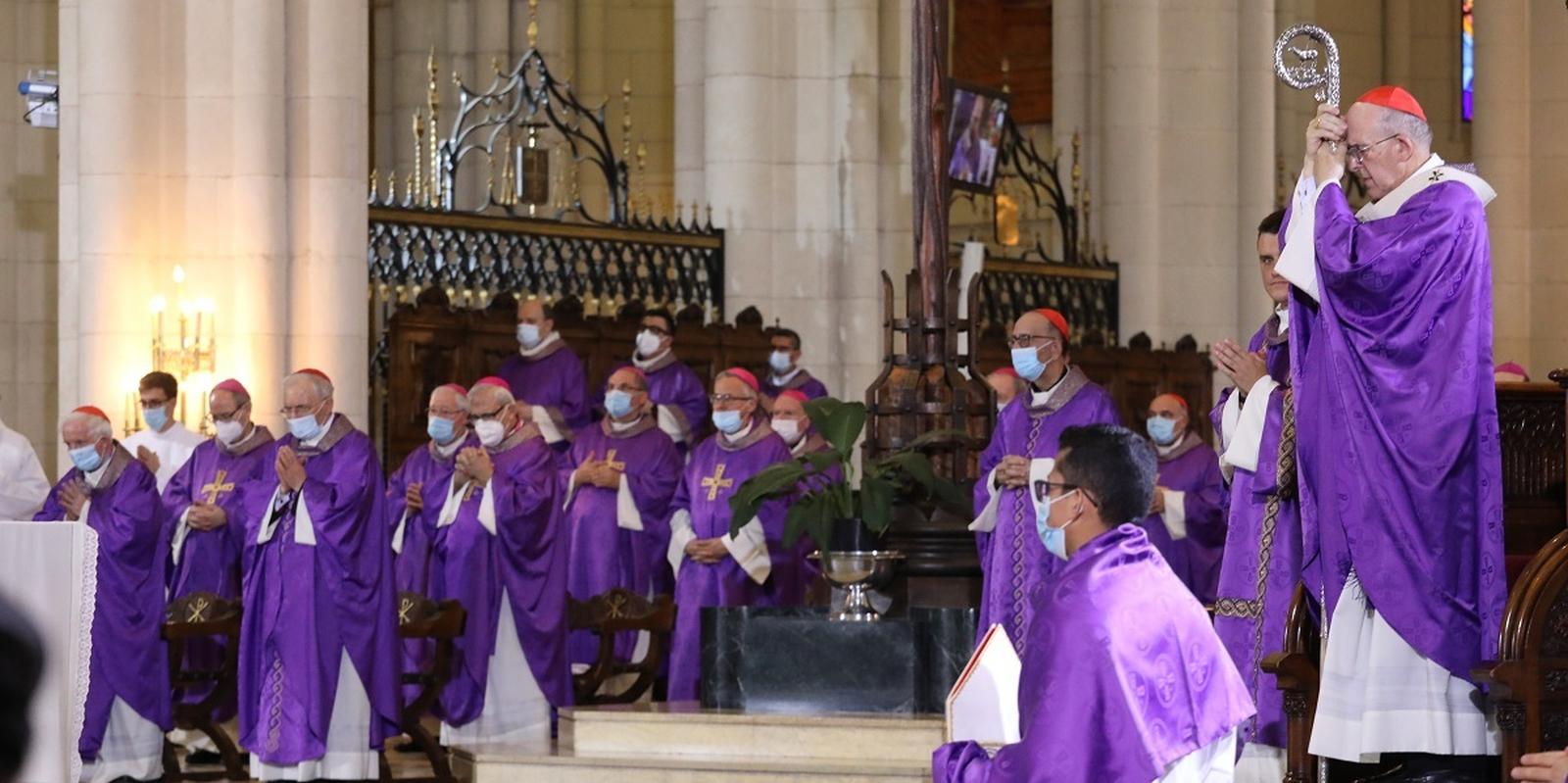 El cardenal Osoro defiende la solidaridad frente a la "crispación y el sectarismo" en el funeral por las víctimas