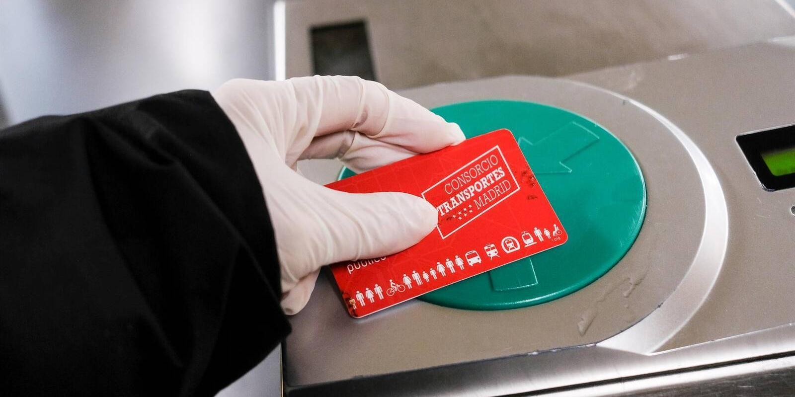 Díaz Ayuso estudia la posibilidad de implantar el abono transporte a 30 euros para jóvenes de hasta 30 años