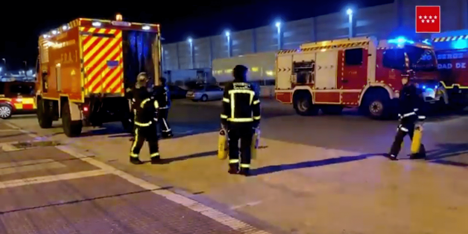Diez dotaciones de bomberos extinguen un incendio en una nave de reciclado de componentes electrónicos de Torrejón de Ardoz