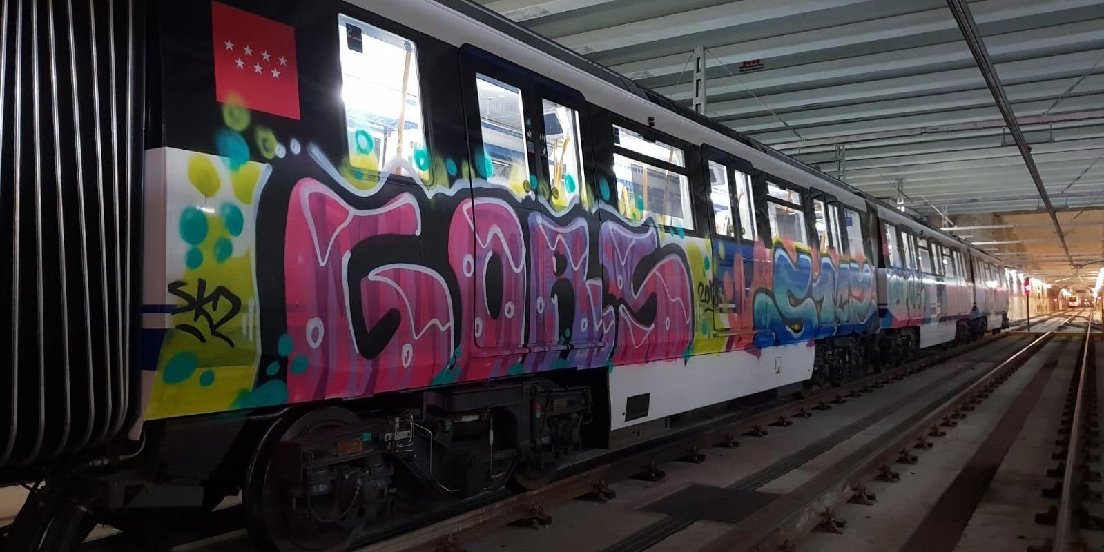 Detenidos dos grafiteros tras pintar 70 metros cuadrados en tres vagones de Metro