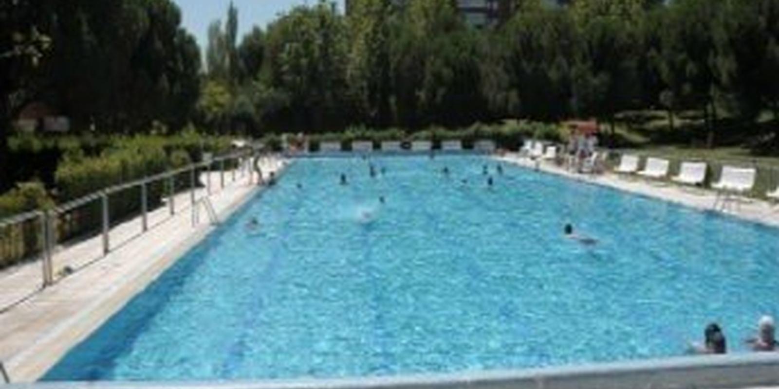 Cuatro individuos pegan una paliza a un vigilante de la piscina del barrio de San Fermín por llamarles la atención