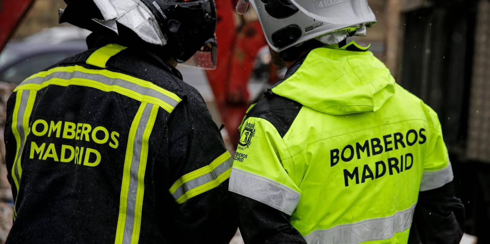 Varias dotaciones de bomberos tratan de extinguir un aparatoso incendio en una tienda de Carabanchel