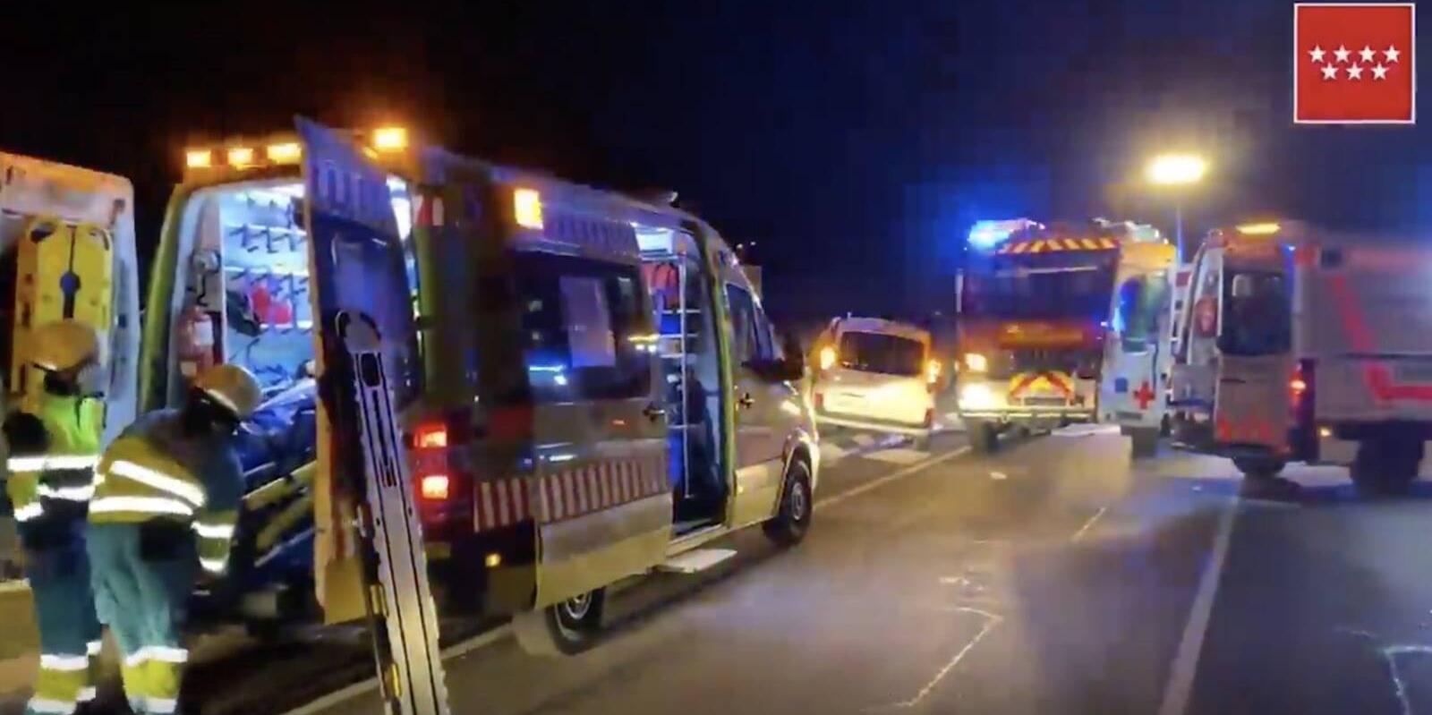 Dos hombres y una mujer heridos en un choque frontal entre dos turismos en la M-608