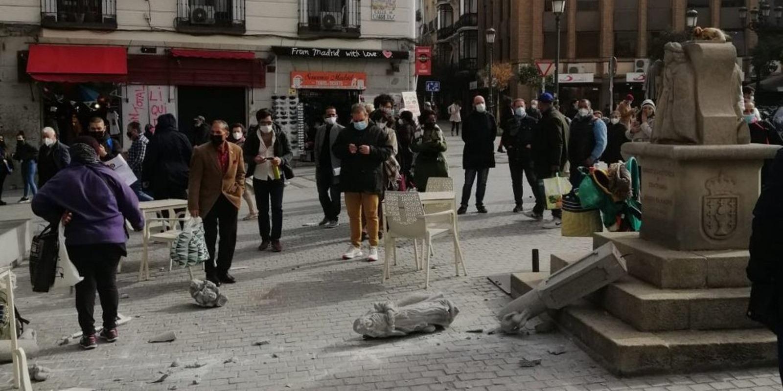 Un músico callejero rompió el Cruceiro de la plaza de Jacinto Benavent