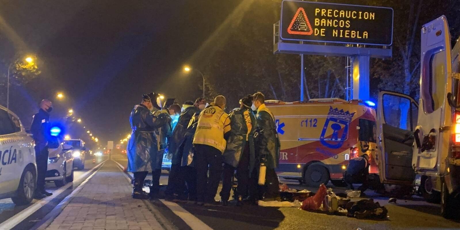 Dos heridos, uno muy grave, al arrollar una motocicleta a una joven en la M-30 en Fuencarral