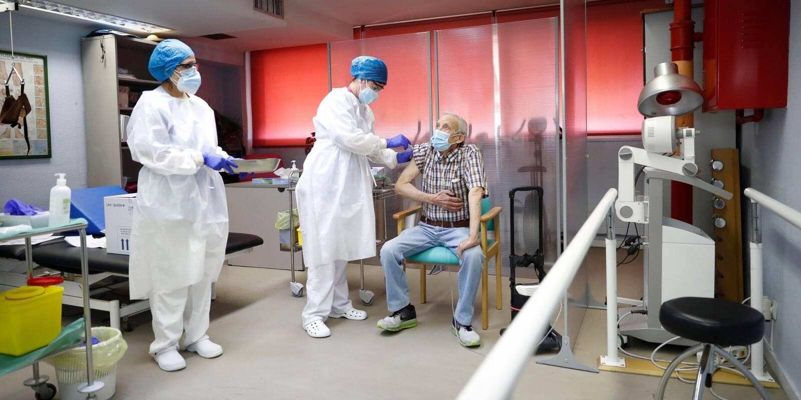 Nicanor, primer madrileño en recibir la vacuna contra el coronavirus