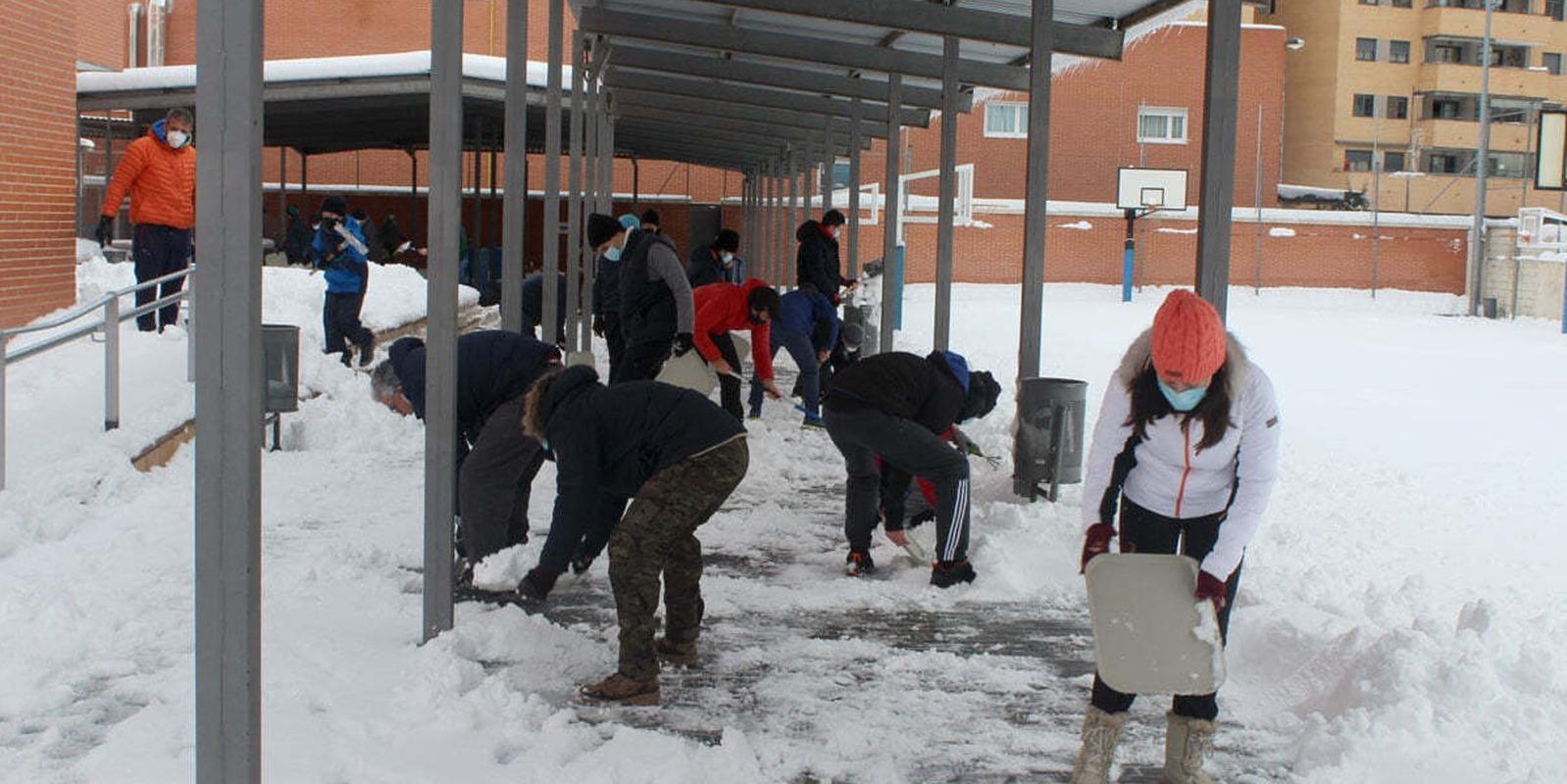 El colegio Andel de Alcorcón agradece la colaboración de las familias para limpiar los accesos del centro tras la nevada