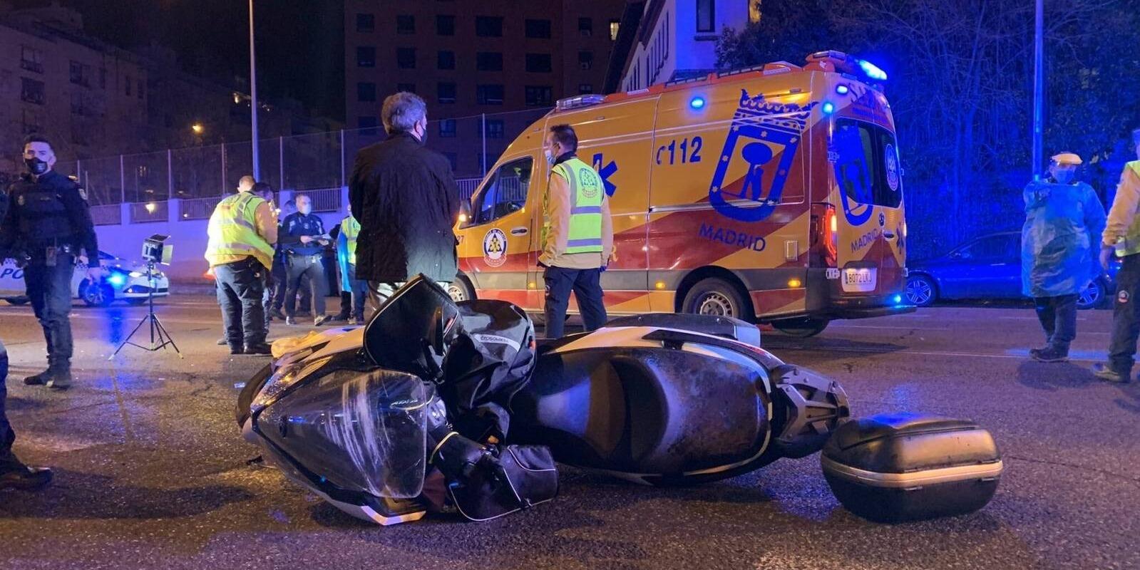 Un motorista en estado grave tras perder el control de su vehículo y chocar contra una isleta en Ronda de Toledo