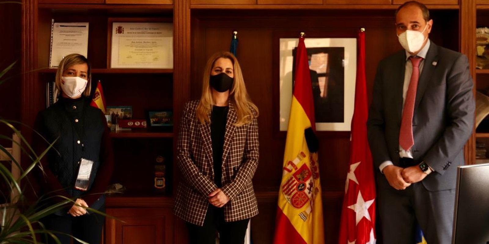 La viceconsejera de Organización Educativa visita los centros escolares de Sevilla la Nueva