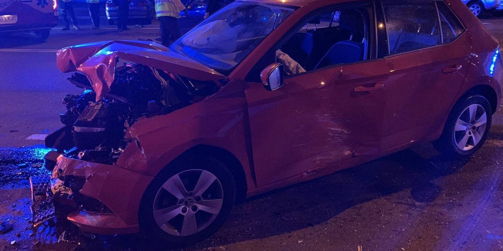 Cuatro heridos en un choque frontal entre dos turismos en Vía Carpetana