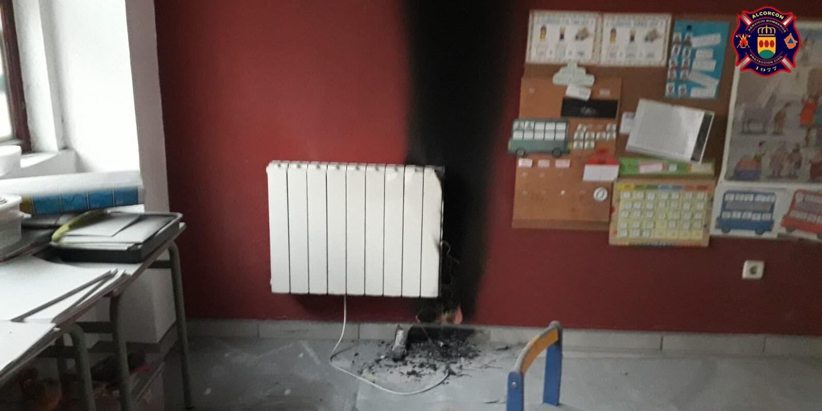 Los Bomberos intervienen en el incendio de un radiador eléctrico en un colegio de Alcorcón