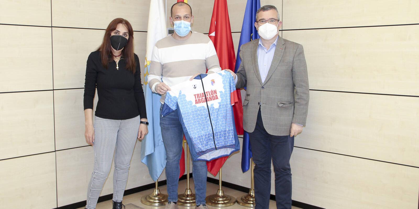 Arganda del Rey firma un convenio de colaboración con el Club Triatlón Arganda