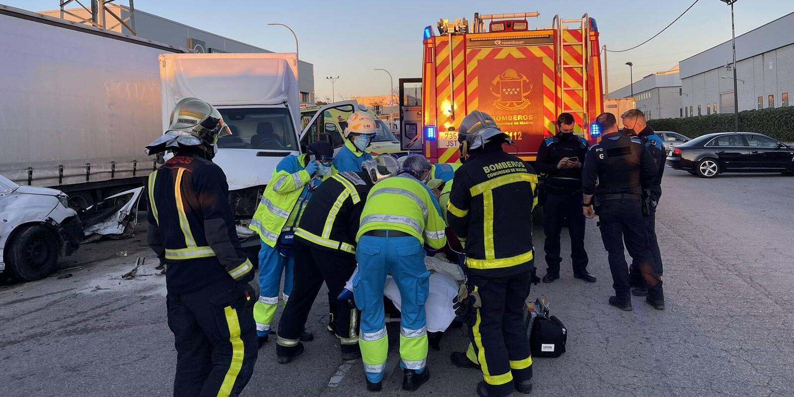 Un herido al colisionar un camión y una furgoneta en el polígono industrial El Lomo de Getafe