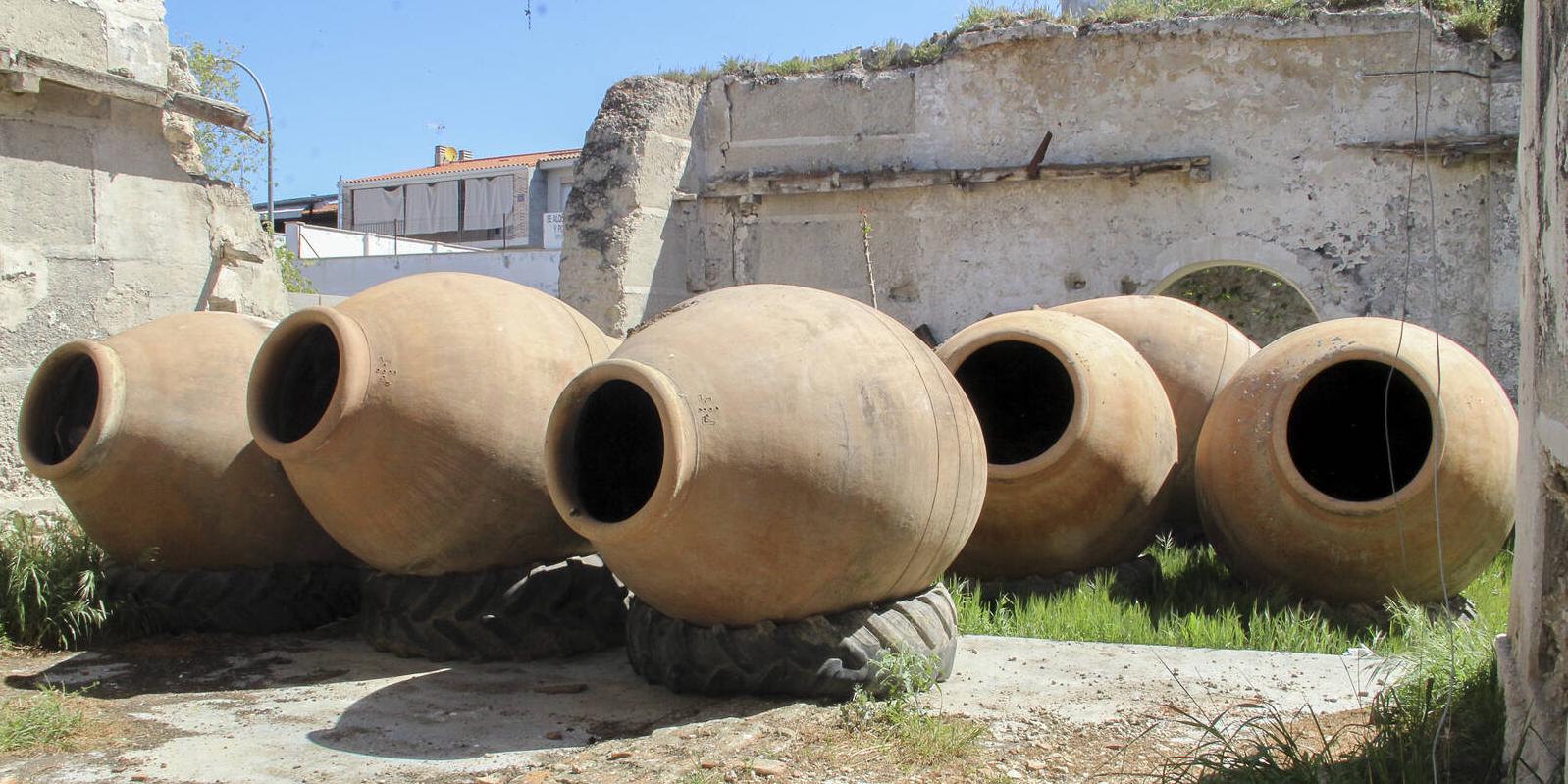 Arganda recupera ocho tinajas antiguas que se han depositado en la antigua cooperativa vinícola