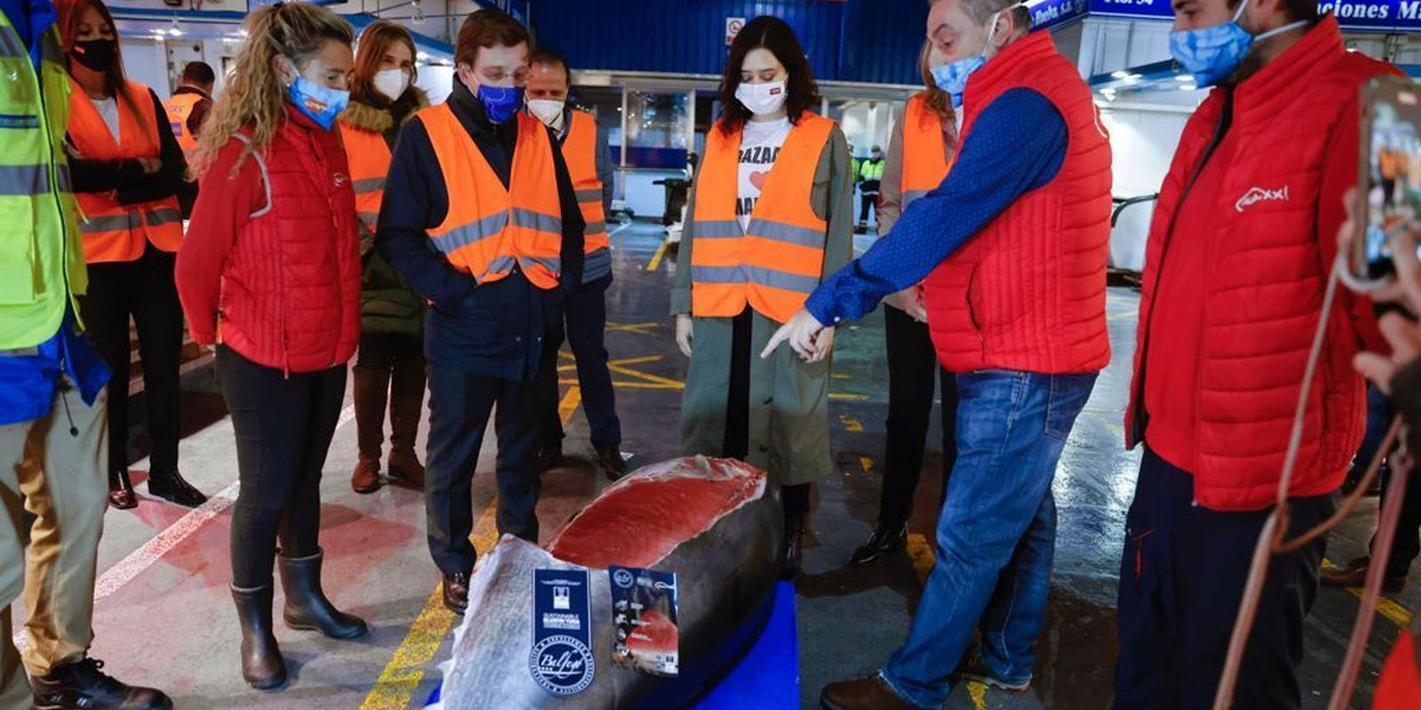 Ayuso y Almeida valoran el trabajo de Mercamadrid durante la pandemia y 'Filomena'