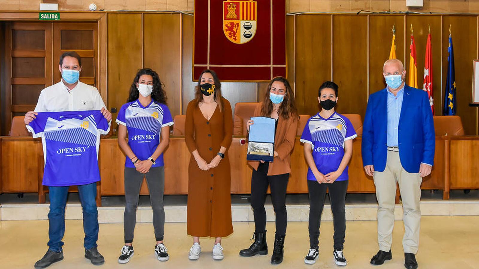 El alcalde de Torrejón de Ardoz y el concejal de Deportes recibieron al equipo de fútbol femenino Futbolellas CFF por su ascenso