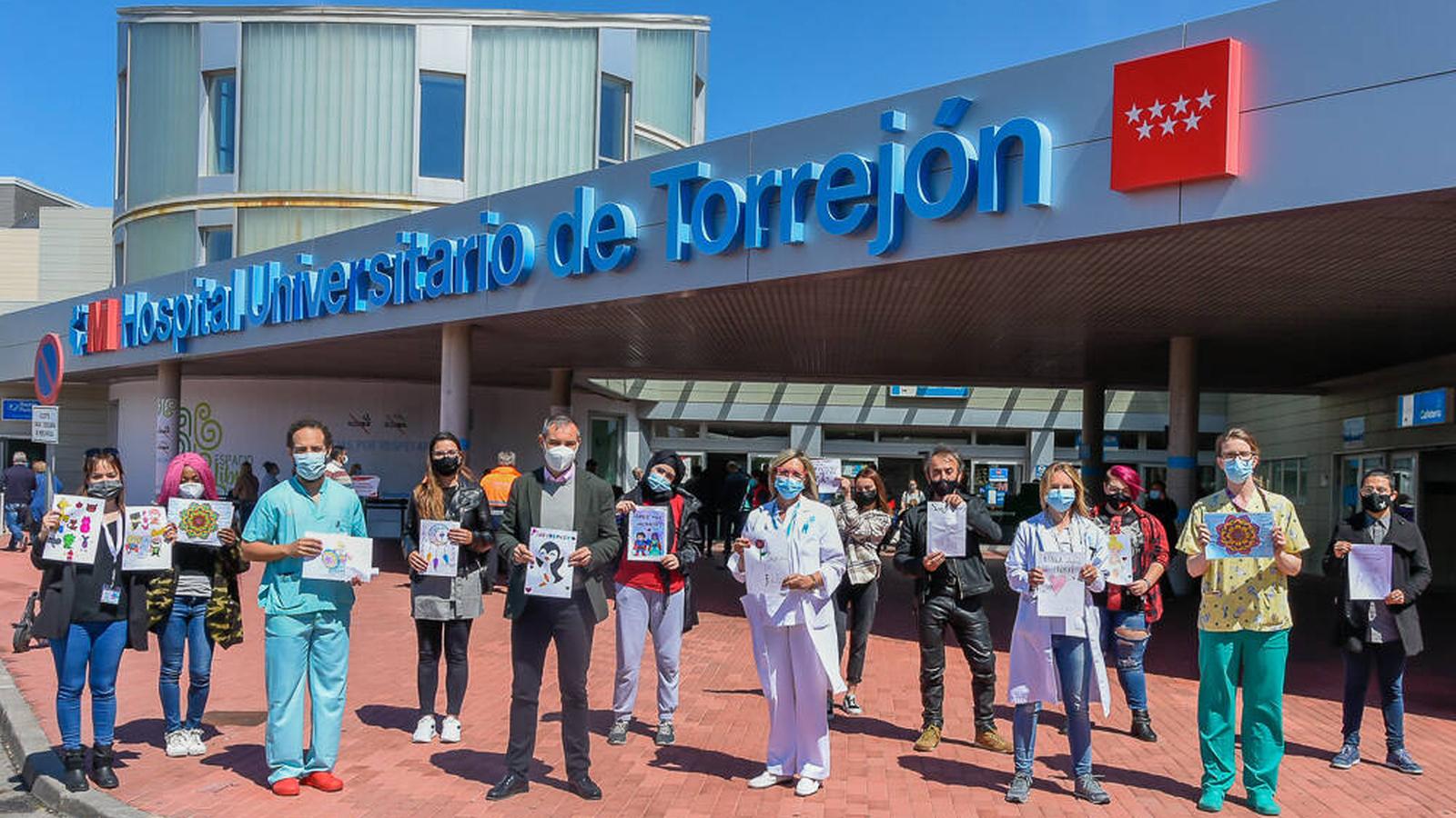 Los jóvenes participantes del programa Sube-T entregan regalos a los pequeños ingresados en el Hospital de Torrejón de Ardoz