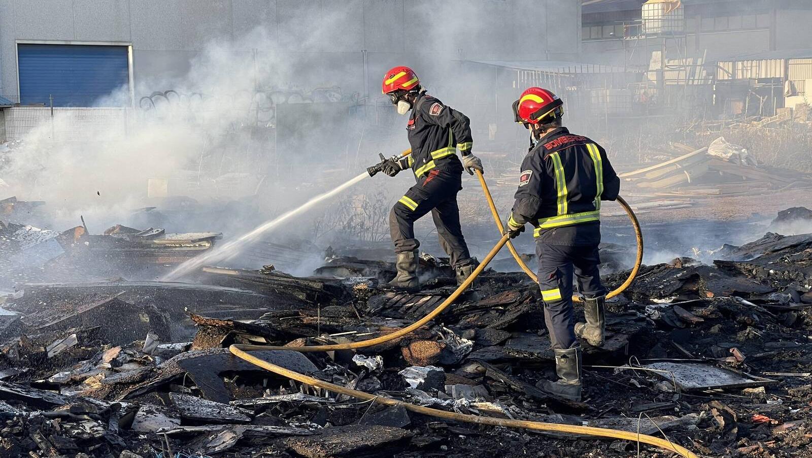 Un incendio junto a la M-45 a la altura de Leganés afecta a varios vehículos estacionados en un depósito