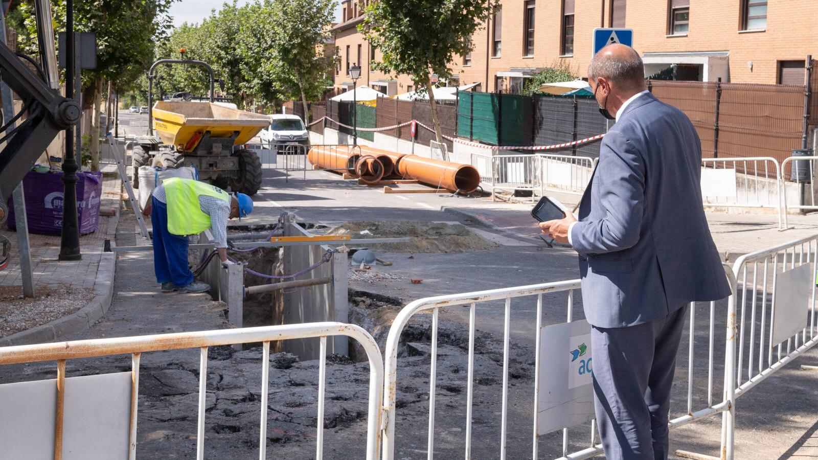 La urbanización el Hórreo de Sevilla la Nueva avanza su plan de mejora de habitabilidad 