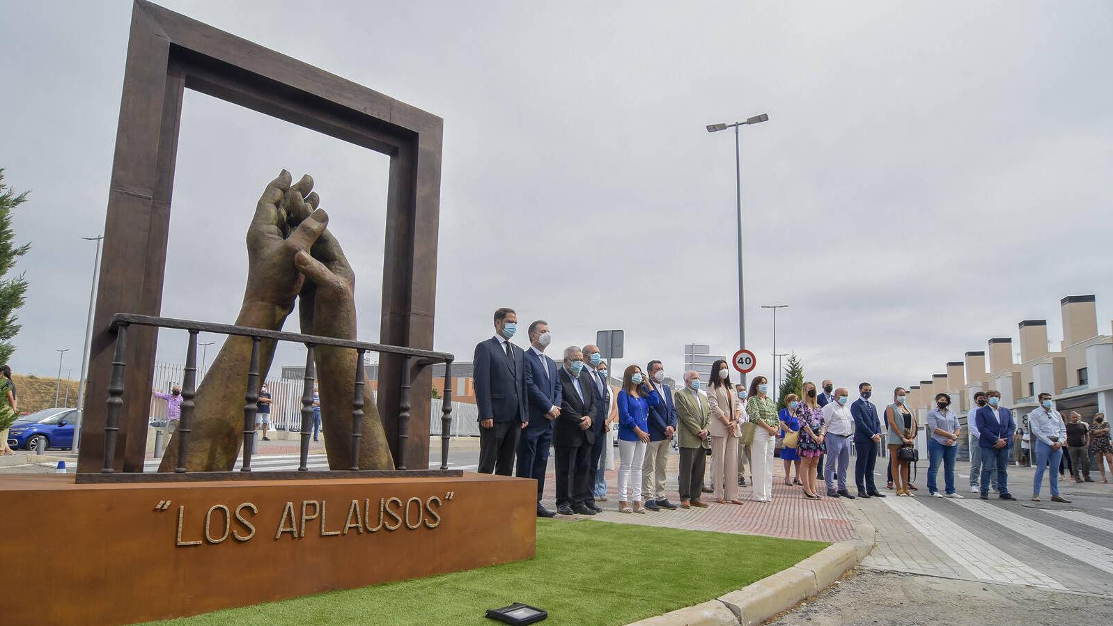 Torrejón inaugura la escultura "los aplausos" como homenaje a profesionales esenciales