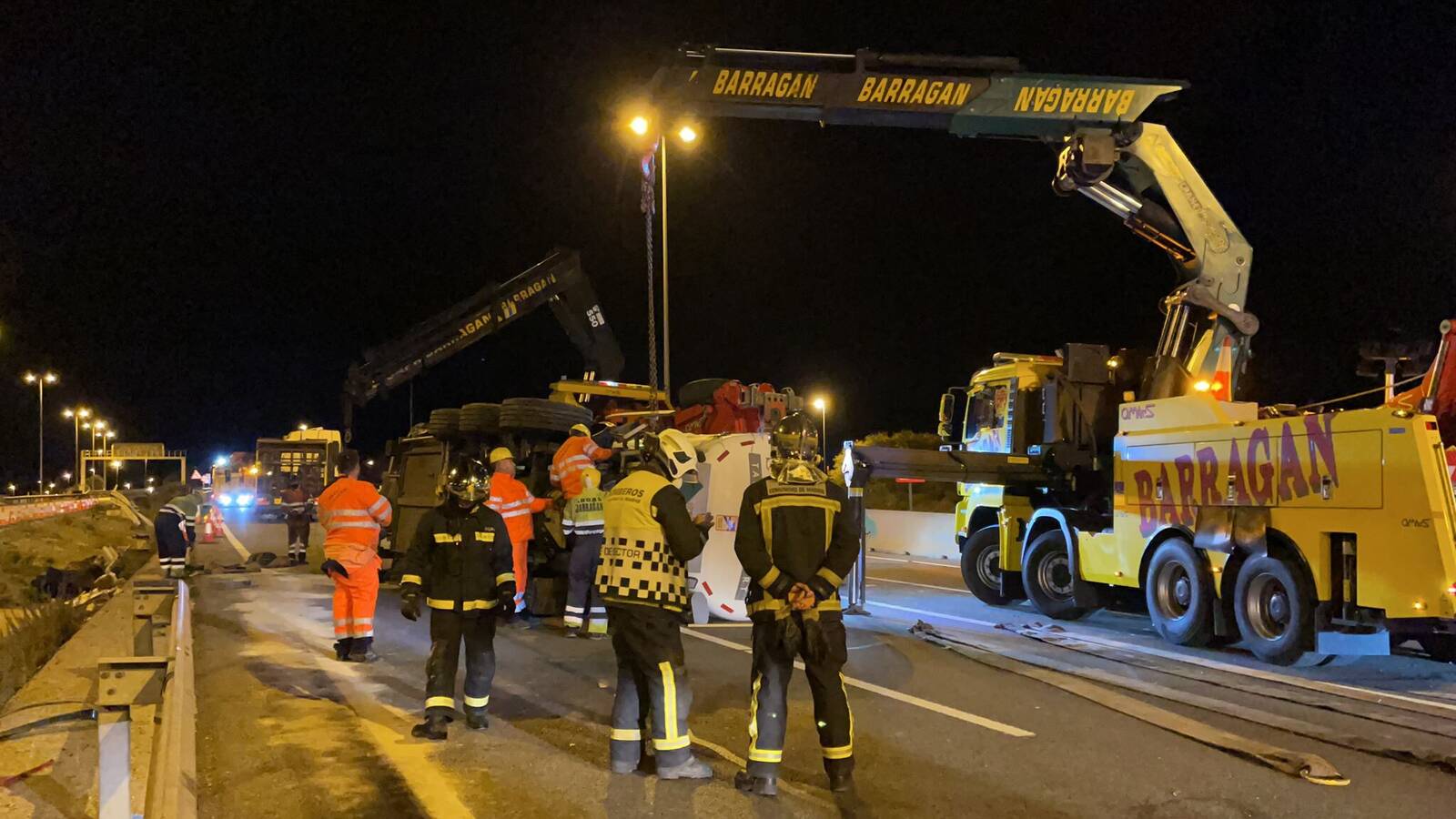 Dos heridos leves y kilómetros de atascos al volcar un camión cisterna en la M-50