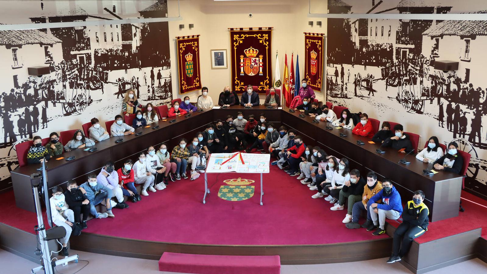 Galapagar rinde homenaje a la Constitución en el salón de plenos con estudiantes del colegio Carlos Ruiz