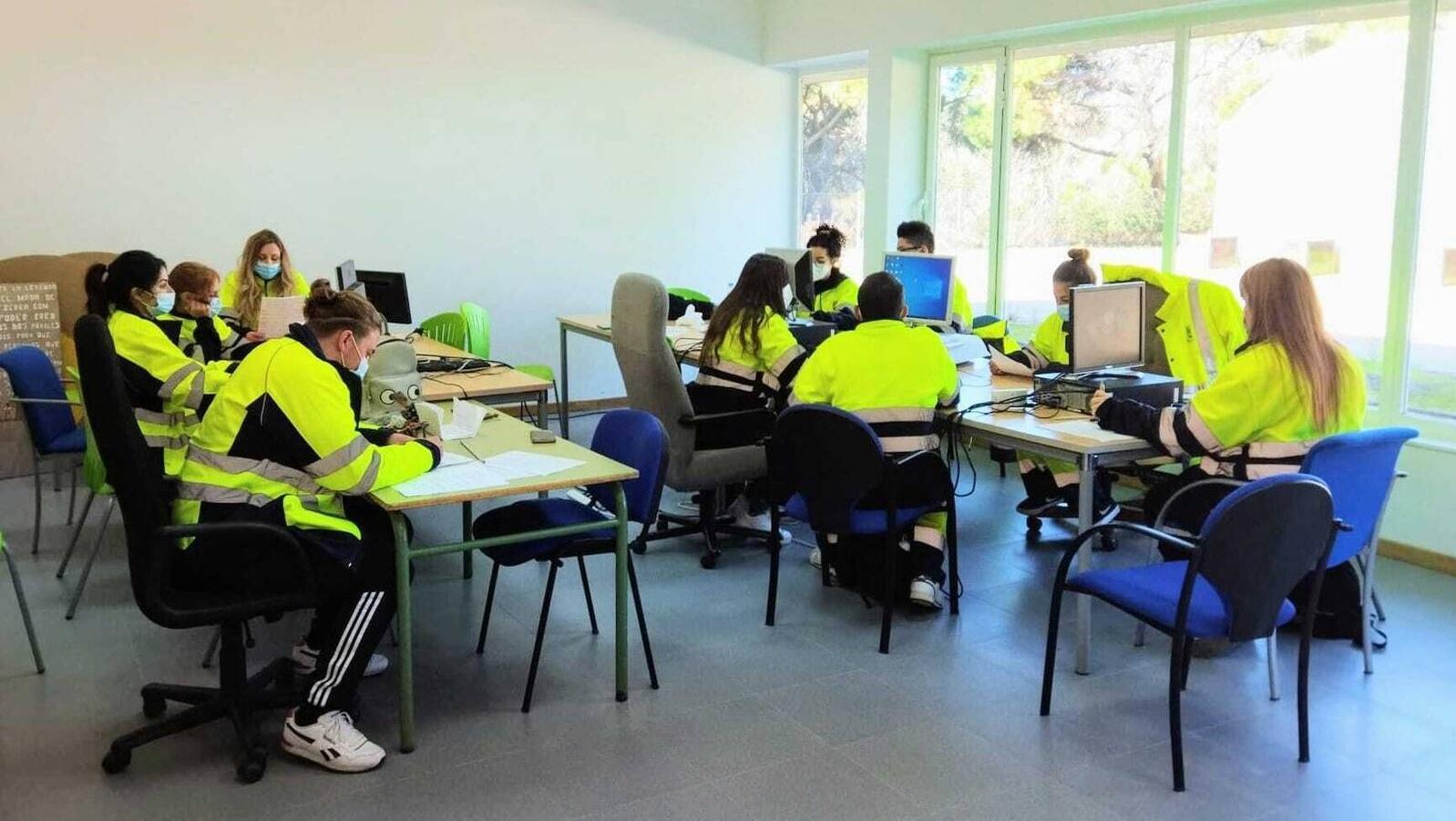 Arroyomolinos incorpora a su plantilla a 57 desempleados de larga duración