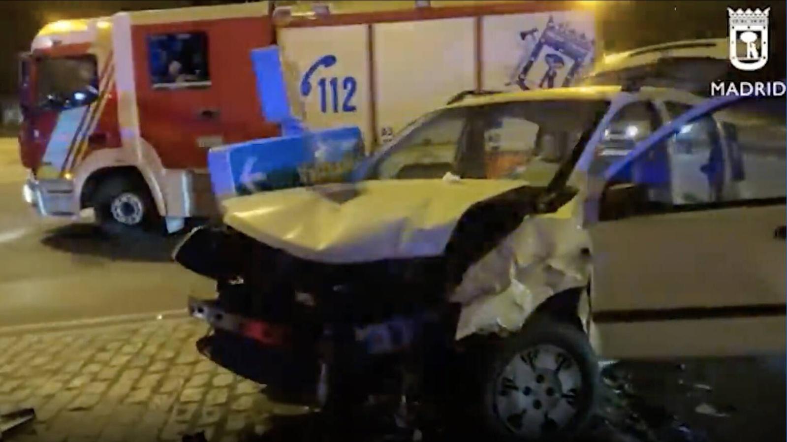 Una colisión frontolateral entre dos vehículos deja dos heridos en la plaza República de Chile